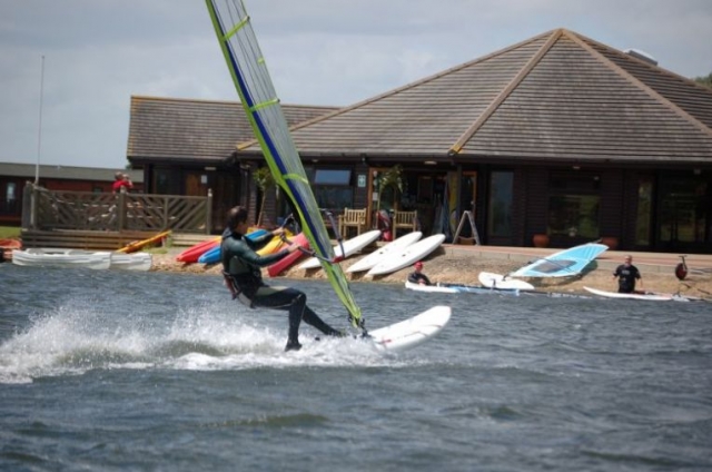  Un alumno de windsurf con su instructor 